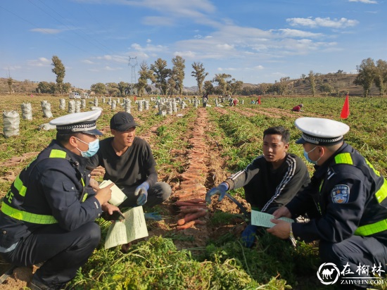 靖边交警交通安全宣传走进乡村“田间地头”