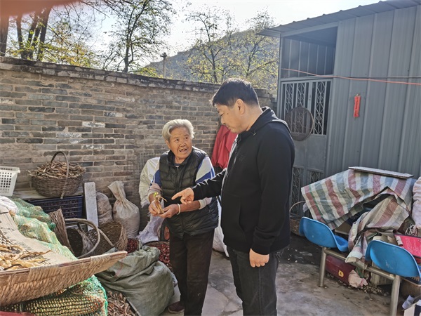 谢斌到张家砭镇入户走访脱贫户