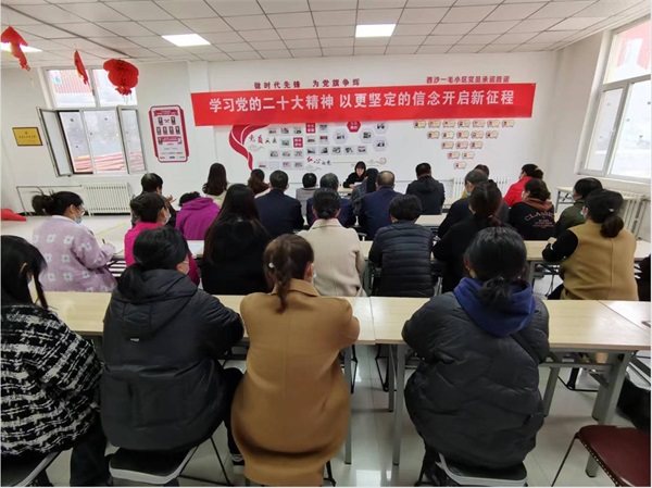 榆阳区芹涧路社区党支部开展党的二十大精神宣讲进小区