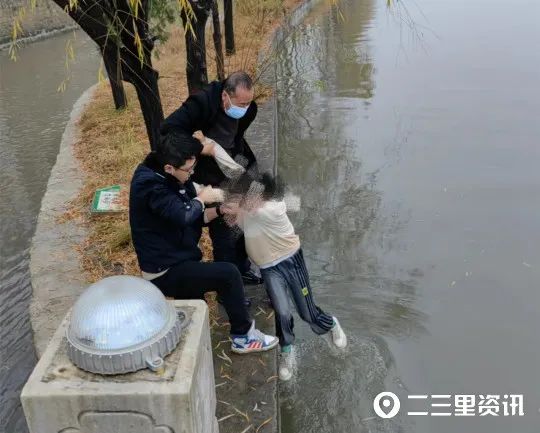 榆林市公园广场服务中心工作人员成功救起一位溺水小女孩