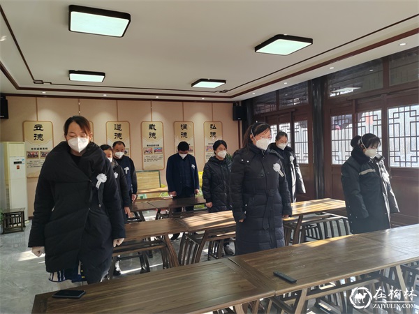 榆阳区新明楼街道定慧寺社区组织观看江泽民同志追悼大会