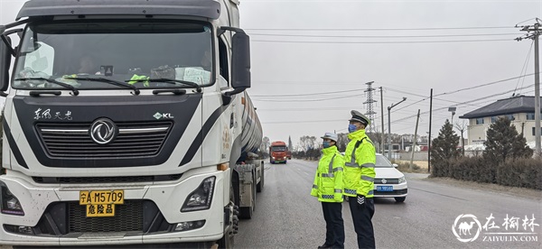 元旦我在岗 靖边交警坚守岗位保畅通