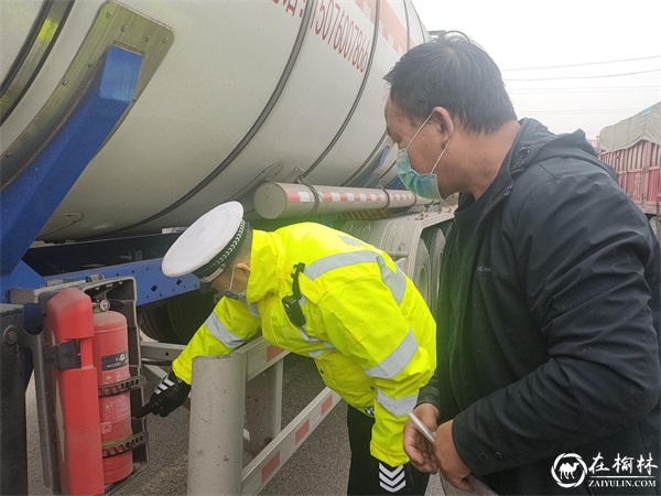 元旦我在岗 靖边交警坚守岗位保畅通