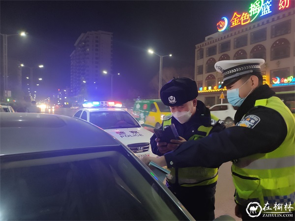 元旦我在岗 靖边交警坚守岗位保畅通