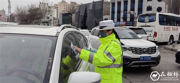 元旦我在岗 靖边交警坚守岗位保畅通