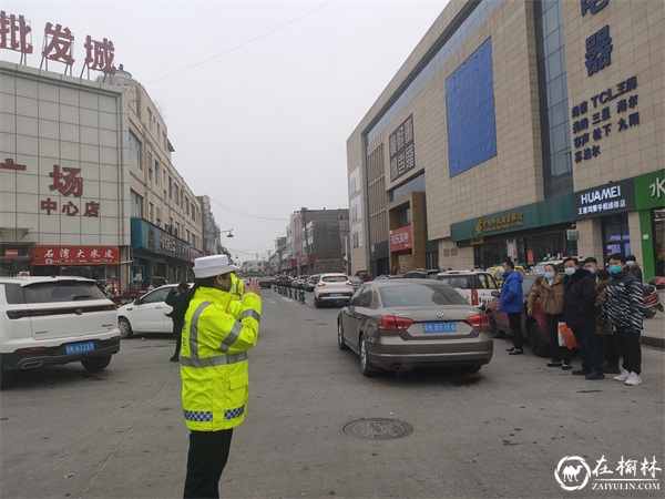 元旦我在岗 靖边交警坚守岗位保畅通