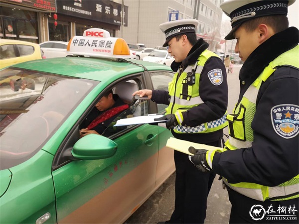 元旦我在岗 靖边交警坚守岗位保畅通