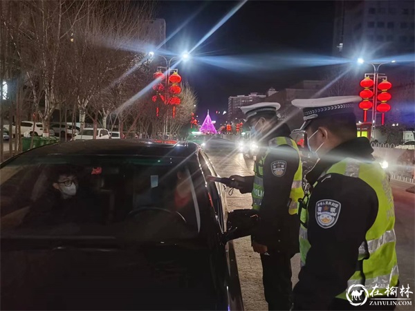 春运首日 靖边交警屯警路面保道路交通安全