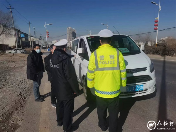 春运首日 靖边交警屯警路面保道路交通安全