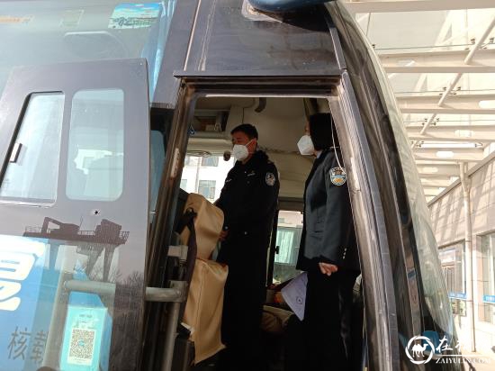 靖边交警走进客运企业开展“春运”交通安全大检查