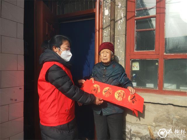 榆阳区鼓楼街道红文昌楼社区开展“迎新春 写春联 送温暖” 文化惠民活动