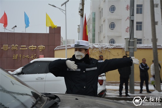 开学日 靖边交警风雪无阻护学护路保安全