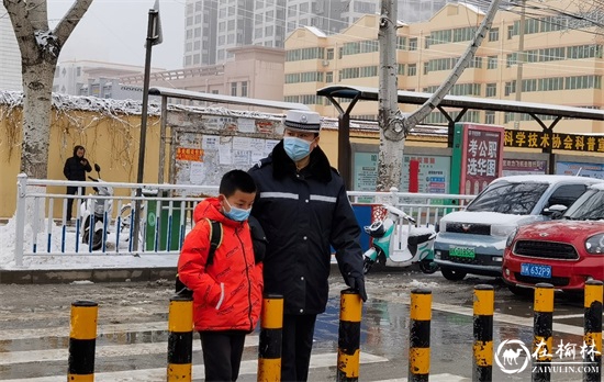 开学日 靖边交警风雪无阻护学护路保安全