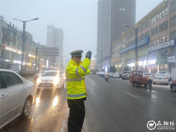 靖边交警雪天执勤保畅通点缀街头风景