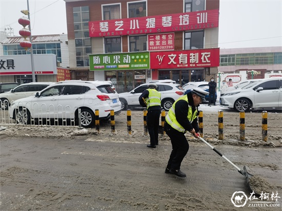 开学第一天，靖边交警准时上岗“护航”上学路