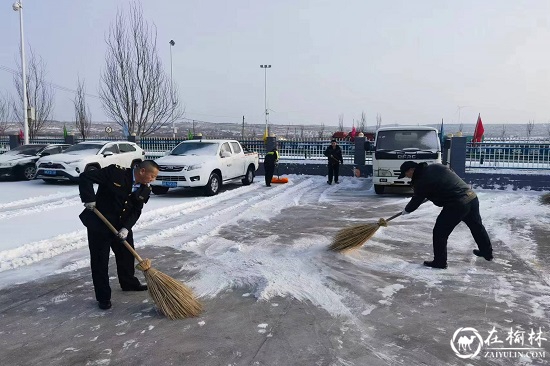 神木市碾房峁治超站及时除雪保安全