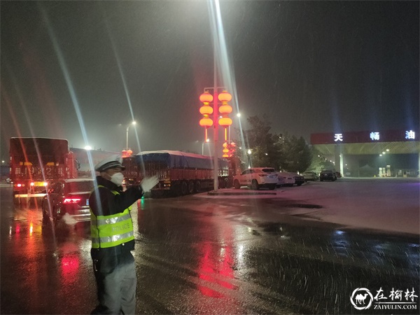 靖边交警雪天执勤保畅通点缀街头风景