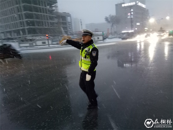 靖边交警雪天执勤保畅通点缀街头风景