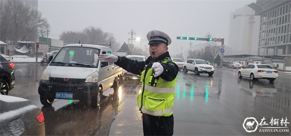 靖边交警雪天执勤保畅通点缀街头风景