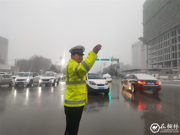 靖边交警雪天执勤保畅通点缀街头风景