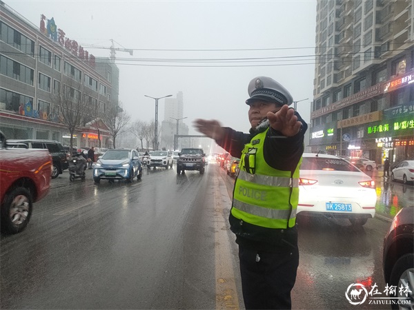 靖边交警雪天执勤保畅通点缀街头风景