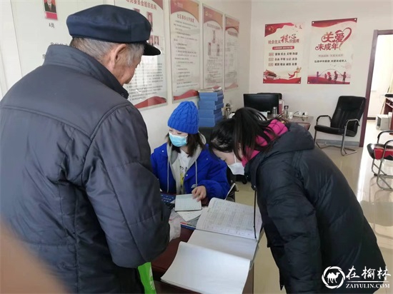 榆阳区崇文路街道春苑社区扎实开展“惠民政策 碘盐发放”工作