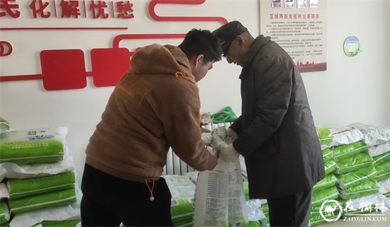 榆阳区崇文路街道春苑社区扎实开展“惠民政策 碘盐发放”工作