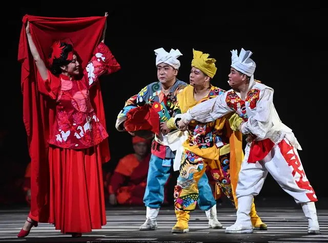 2月16日在首届中国非物质文化遗产保护年会展演活动上拍摄的陕北秧歌剧《米脂婆姨绥德汉》演出现场。新华社发(邹竞一 摄)