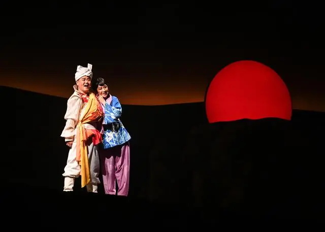 2月16日在首届中国非物质文化遗产保护年会展演活动上拍摄的陕北秧歌剧《米脂婆姨绥德汉》演出现场。新华社发(邹竞一 摄)
