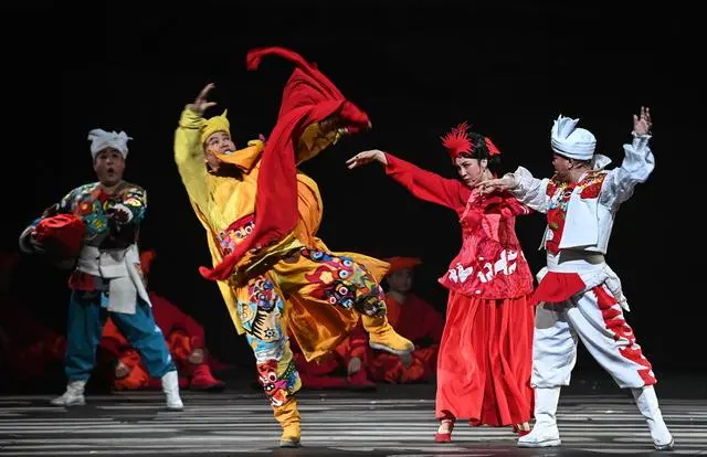 2月16日在首届中国非物质文化遗产保护年会展演活动上拍摄的陕北秧歌剧《米脂婆姨绥德汉》演出现场。新华社发（邹竞一 摄）