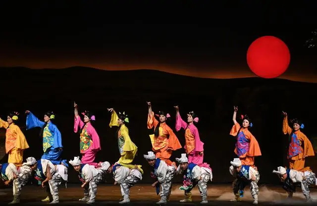 2月16日在首届中国非物质文化遗产保护年会展演活动上拍摄的陕北秧歌剧《米脂婆姨绥德汉》演出现场。新华社发（邹竞一 摄）