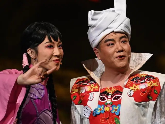 2月16日在首届中国非物质文化遗产保护年会展演活动上拍摄的陕北秧歌剧《米脂婆姨绥德汉》演出现场。新华社发(邹竞一 摄)