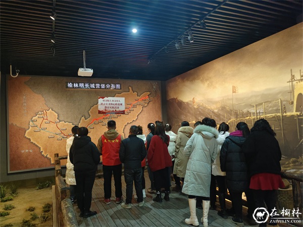 榆阳区崇文路街道春苑社区党支部组织参观余子俊红色纪念馆