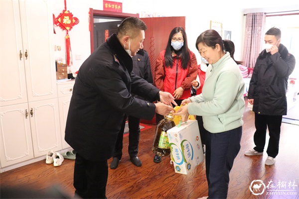 榆阳区沙河路街道雨润路社区开展“扶贫帮困 志愿先行”学雷锋志愿服务活动