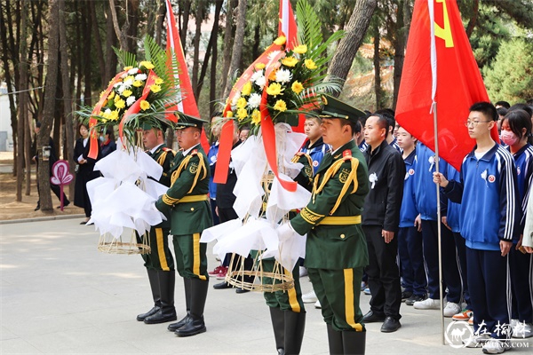 神木职教中心组织师生赴神府革命烈士陵园开展祭扫活动