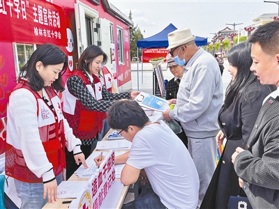 榆林市红十字会在榆林世纪广场开展主题为“生命教育‘救’在身边”的宣传纪念活动