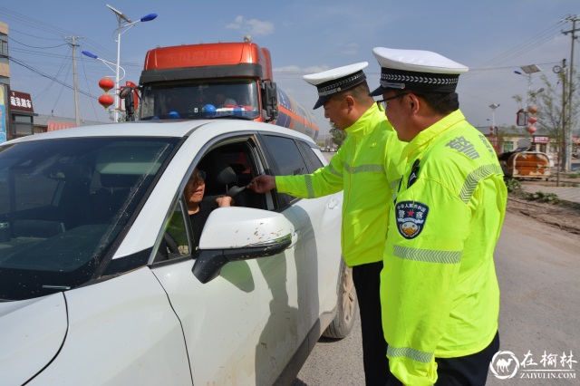靖边交警开展驾乘人员不系安全带集中整治行动