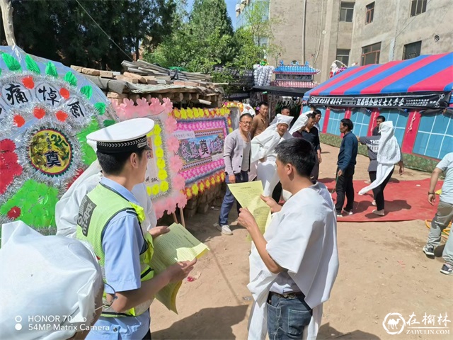 靖边交警借“红白喜事”开展交通安全宣传活动