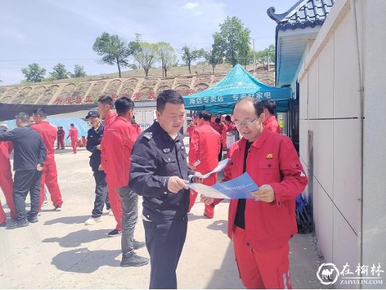 靖边公安石油保卫大队联合靖边采油厂保卫科开展油区治安宣传活动
