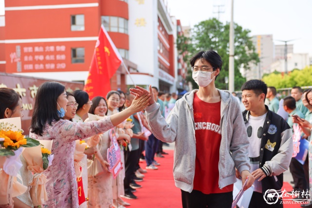 神木职教中心组织教师志愿者开展高考助考活动