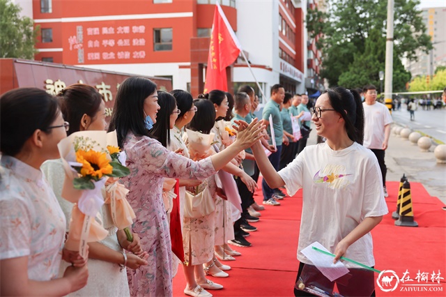 神木职教中心组织教师志愿者开展高考助考活动