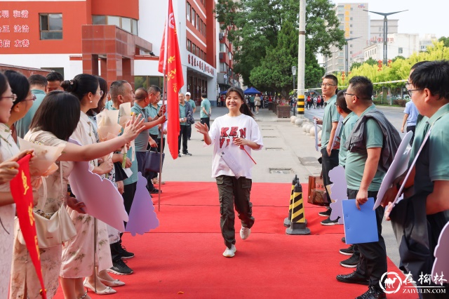 神木职教中心组织教师志愿者开展高考助考活动