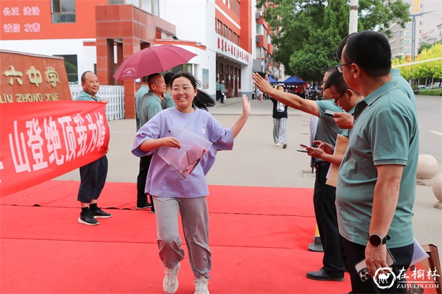 神木职教中心组织教师志愿者开展高考助考活动