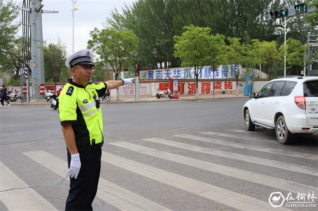 靖边交警为中考护航 为青春筑梦