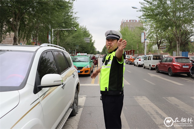 靖边交警为中考护航 为青春筑梦