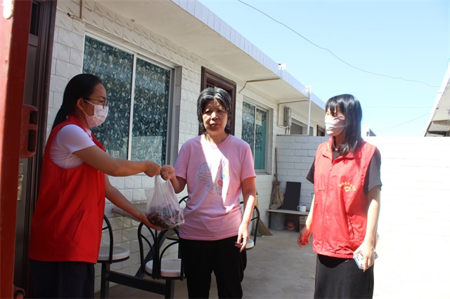 榆阳区鼓楼街道二里半社区：仲夏赋雅趣 “粽”享好时光