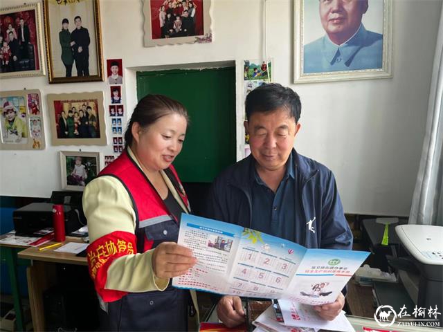 榆阳区崇文路街道学院社区开展“安全生产月”宣传活动