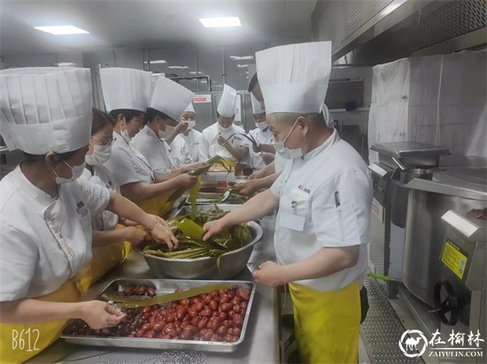 浓情端午 粽叶飘香——神木柠条塔矿业公司职工餐厅开展端午节员工包粽子活动