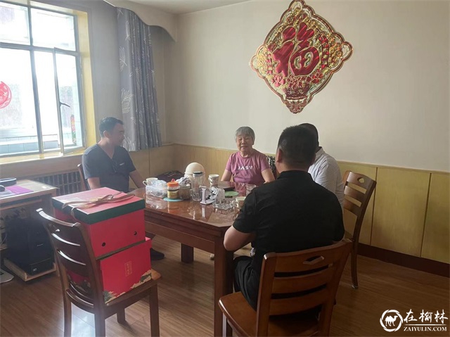 榆阳区鼓楼街道城隍庙滩社区“七一”前夕走访慰问军人烈士家属