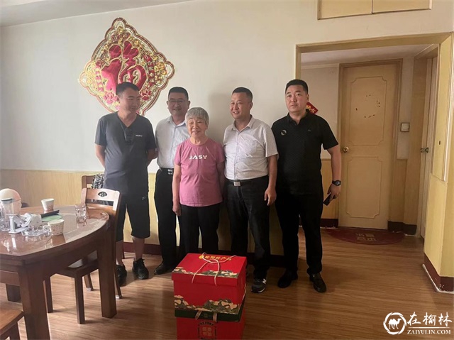 榆阳区鼓楼街道城隍庙滩社区“七一”前夕走访慰问军人烈士家属